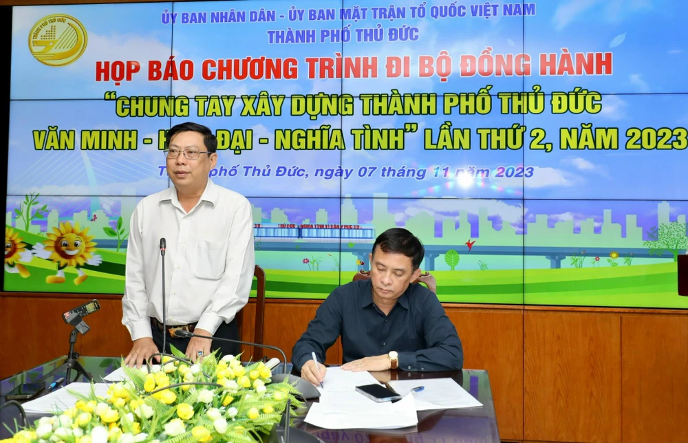 Chủ tịch UBMTTQ Việt Nam Thành phố Thủ Đức Trần Hữu Phước thông tin về chương trình tại buổi họp báo sáng 7-11. Ảnh: DŨNG PHƯƠNG