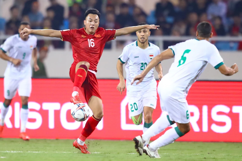 Các cầu thủ Việt Nam đang có phần đầu hiệp 2 với lối chơi khá tưng bừng