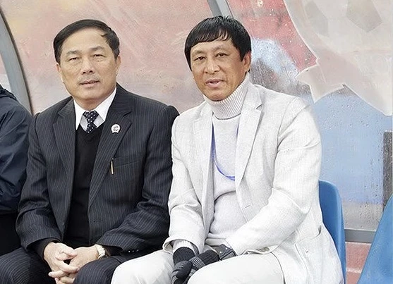 HLV Vũ Quang Bảo (bên phải). Ảnh: MINH HOÀNG