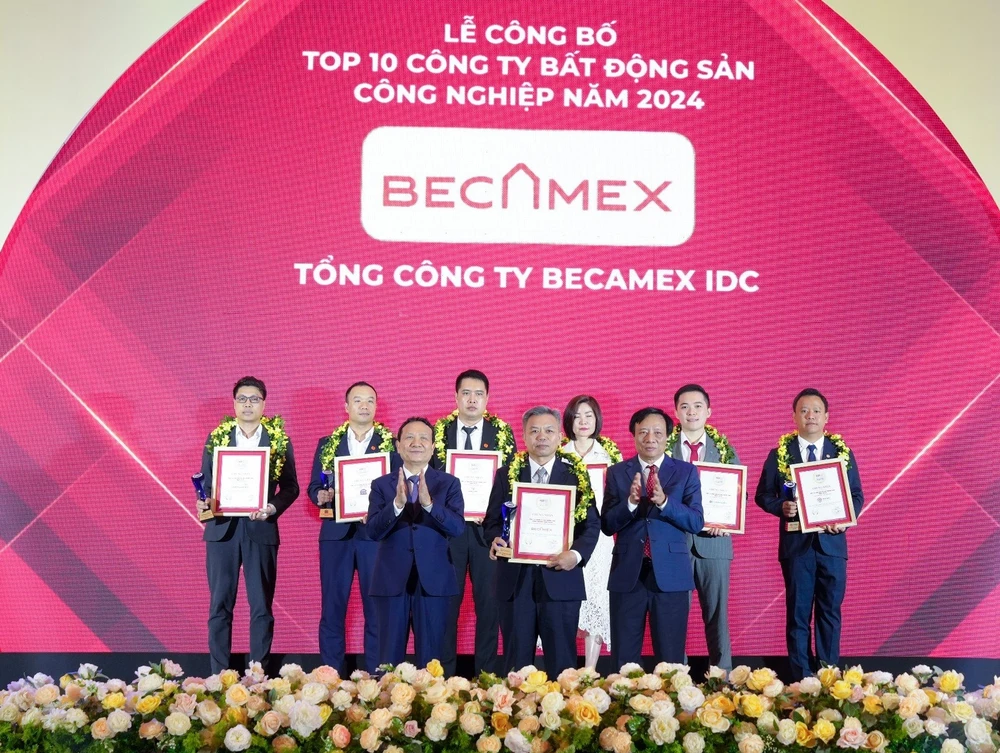 Ông Nguyễn Văn Thanh Huy – Phó Tổng Giám đốc Tổng công ty Becamex IDC nhận Cúp và Giấy chứng nhận TOP10 Công ty Bất động sản công nghiệp uy tín năm 2024.