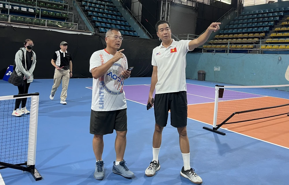 Chủ tịch Liên đoàn Pickleball châu Á Hogan Lai cùng ông Vũ Thanh Dương đi khảo sát hệ thống sân Pickleball ở CLB thể thao Lan Anh (TPHCM). ẢNH: TÂM HÀ