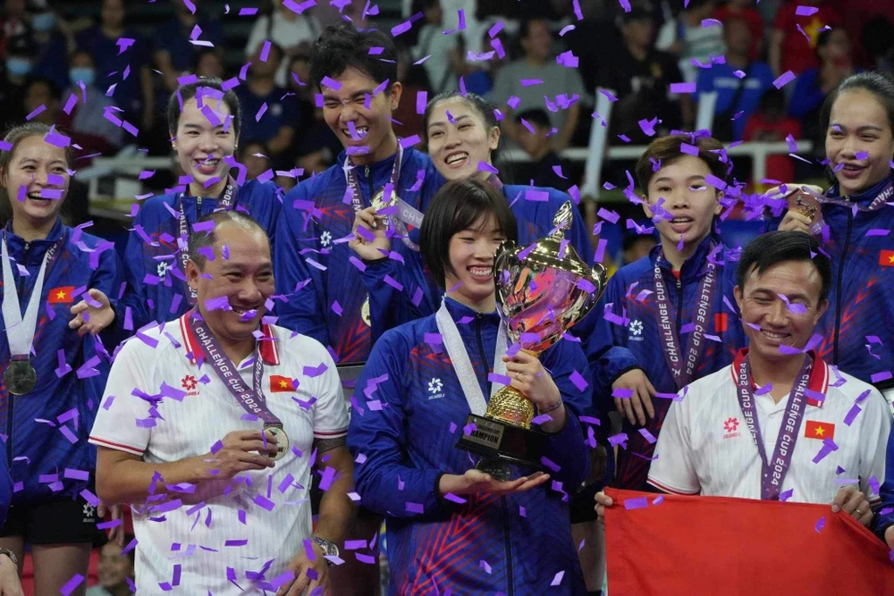 Đội tuyển bóng chuyền nữ Việt Nam đã chiến thắng ở chung kết để vô địch AVC Challenge Cup 2024. Ảnh: NGUYỄN ĐỨC