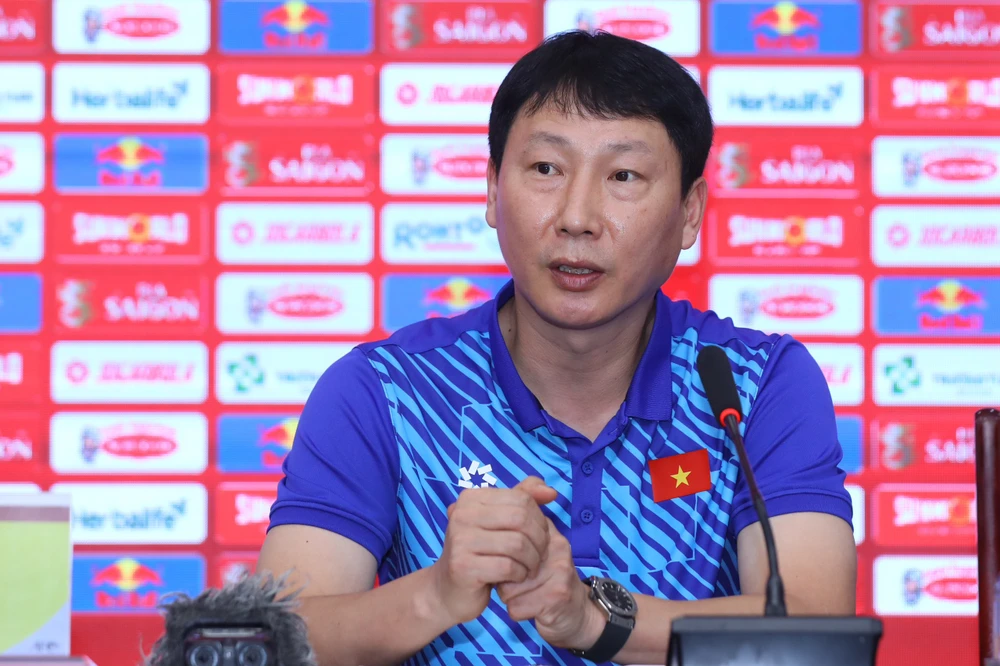 HLV Kim Sang-sik muốn giành chiến thắng để có trận ra mắt đội tuyển Việt Nam suôn sẻ. ẢNH: MINH HOÀNG