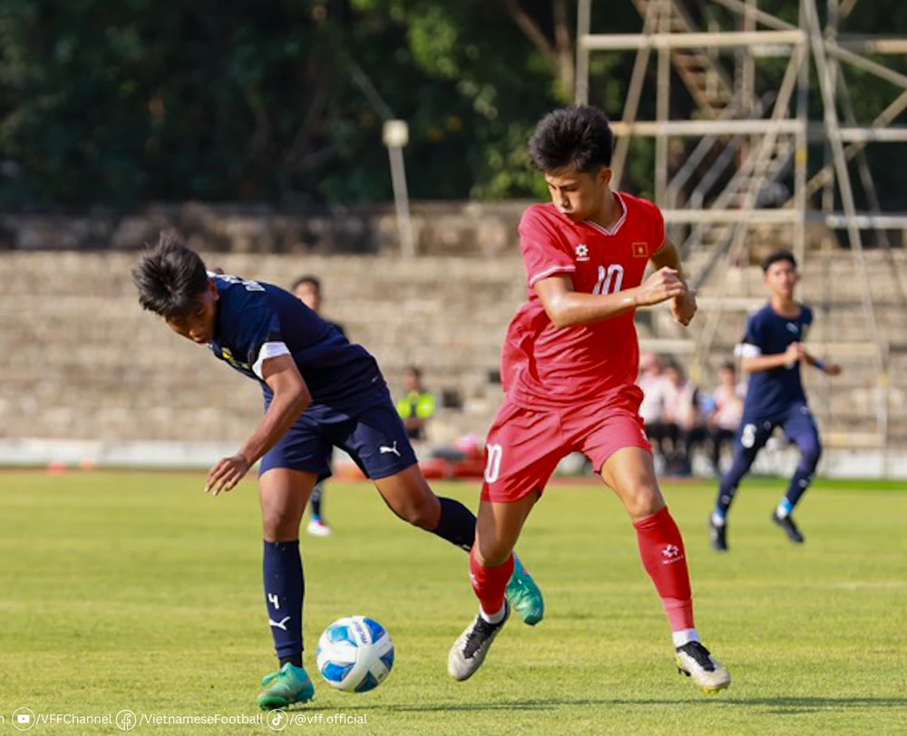 U16 Việt Nam (áo đỏ) thắng dễ 15-0 trước Brunei ở trận ra quân