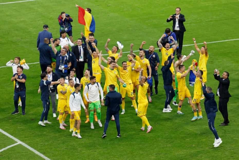 Niềm vui của các cầu thủ Romania sau khi giành ngôi nhất bảng E. Ảnh: The Guardian