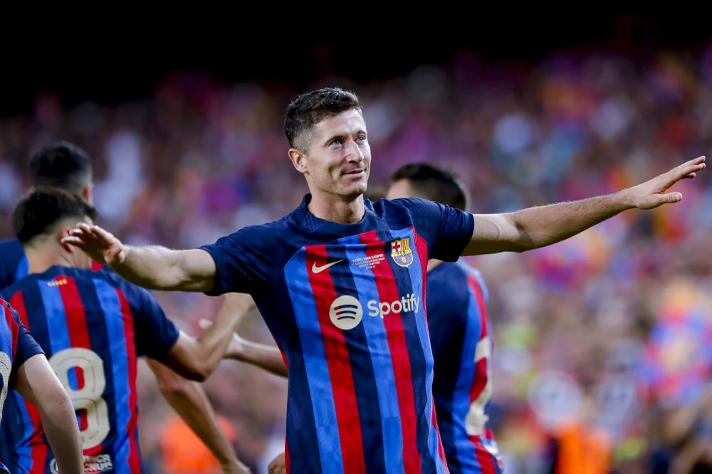 Robert Lewandowski ghi cú đúp giúp Barcelona có khởi đầu chiến thắng 2-1 trước Valencia.