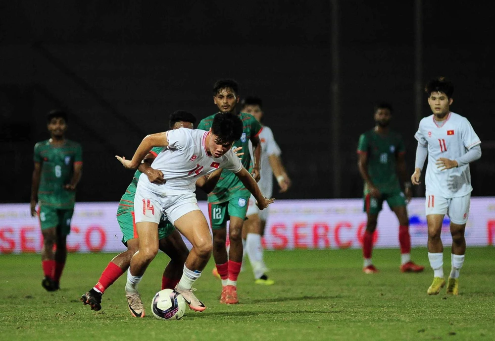 Minh Tiến lập cú đúp trong trận thắng 4-1 của U20 Việt Nam trước U20 Bangladesh. Ảnh: KỶ LUẬT