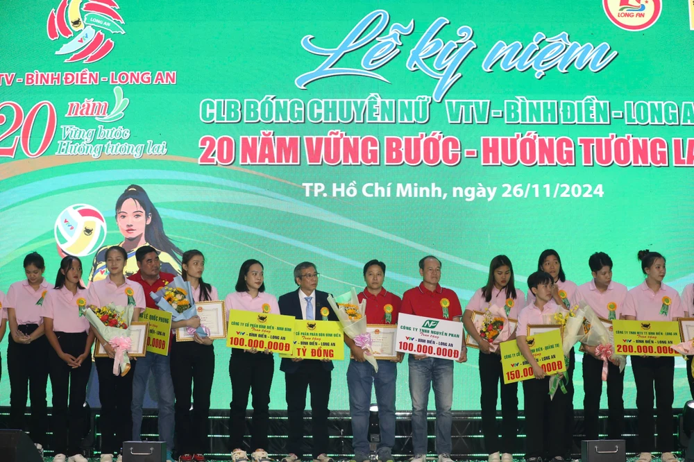 CLB VTV Bình Điền Long An trong ngày kỷ niệm 20 năm. Ảnh: DŨNG PHƯƠNG