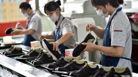 Các doanh nghiệp sử dụng nhiều lao động như dệt may, da giày đang cố xoay trở để sản xuất an toàn giữa dịch bệnh. Ảnh minh họa