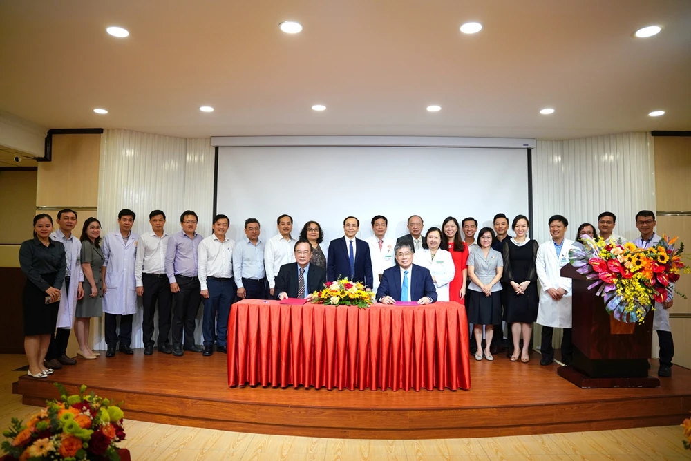 Bệnh viện ĐH Y Dược TPHCM ký kết biên bản ghi nhớ đào tạo với Y Dược Shing Mark