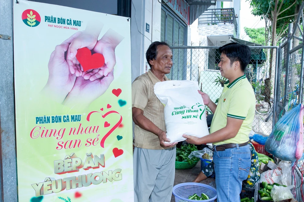 Phân bón Cà Mau trao tặng gạo cho các bếp ăn yêu thương