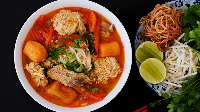  Cây bút ẩm thực nổi tiếng ca ngợi bún riêu Việt Nam có hương vị đầy ấn tượng
