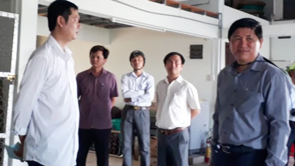 Ông Lê Văn Sử, Phó Chủ tịch UBND tỉnh Cà Mau (bìa phải) kiểm tra sạt lở tại khu vực khóm 8, thị trấn Năm Căn