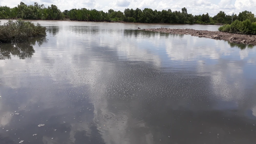 Nguồn nước ô nhiễm phía sau một nhà máy ở Khu công nghiệp Hòa Trung thải ra sông