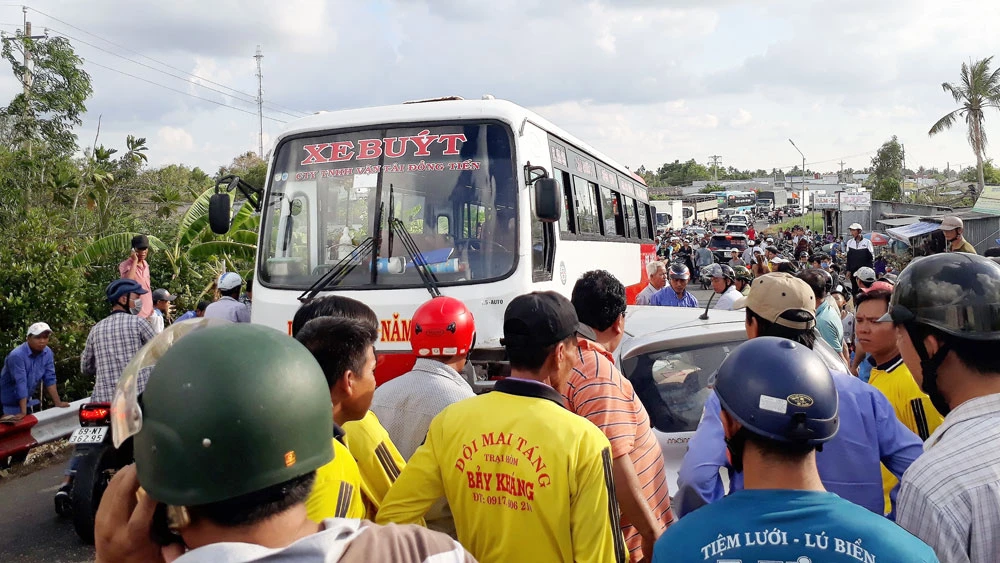 Tai nạn giao thông giữ xe taxi và xe buýt gây kẹt xe nghiêm trọng