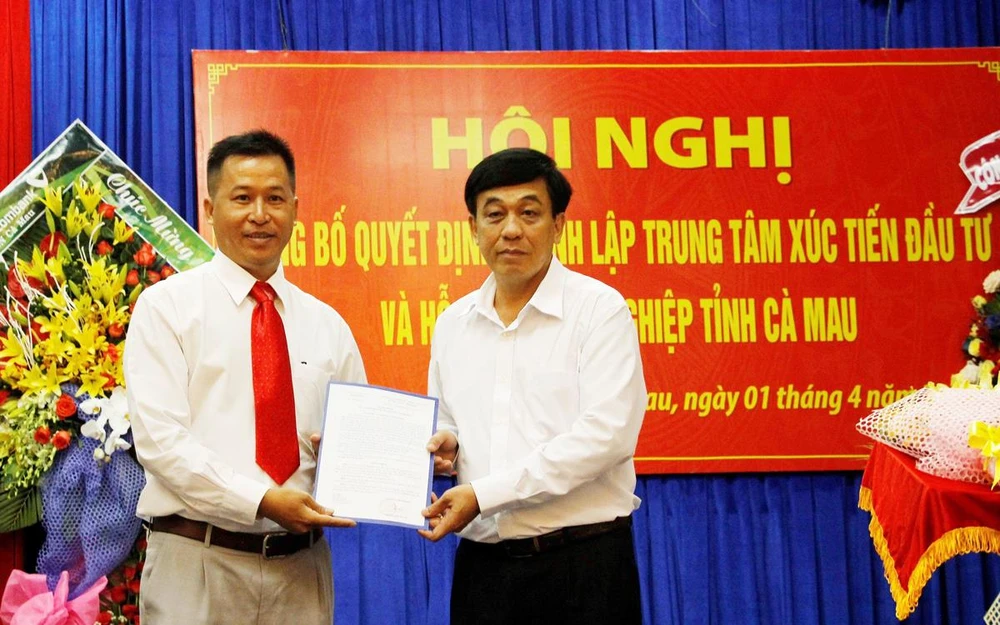 Ông Nguyễn Đức Thánh, Chánh Văn phòng UBND tỉnh trao quyết định bổ nhiệm ông Quách Văn Ấn, Giám đốc Trung tâm xúc tiến đầu tư và hỗ trợ doanh nghiệp