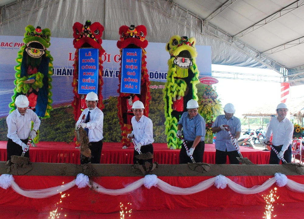Các đại biểu thực hiện nghi thức Lễ khởi công khu điều hành nhà máy điện gió Đông Hải 1