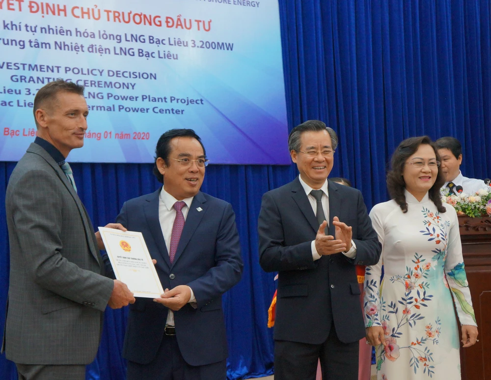 Ông Dương Thành Trung trao quyết định chủ chương đầu tư cho nhà đầu tư dự án Nhà máy điện LNG Bạc Liêu 3.200 MW, trước sự chứng kiến của Bí thư Tỉnh ủy Nguyễn Quang Dương và Phó Bí thư Tỉnh ủy Bạc Liêu Lê Thị Ái Nam.