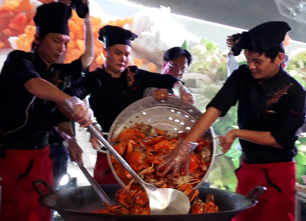 Các đầu bếp trình diễn chảo cua rang me khổng lồ tại Liên hoan ẩm thực diễn ra tại Cà Mau năm 2019