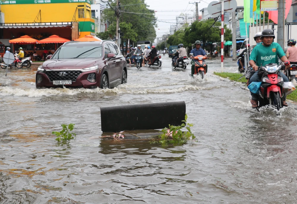 Quốc lộ 63, đoạn qua địa bàn TP Cà Mau bị xuống cấp nghiêm trọng sau khi bị ngập lụt