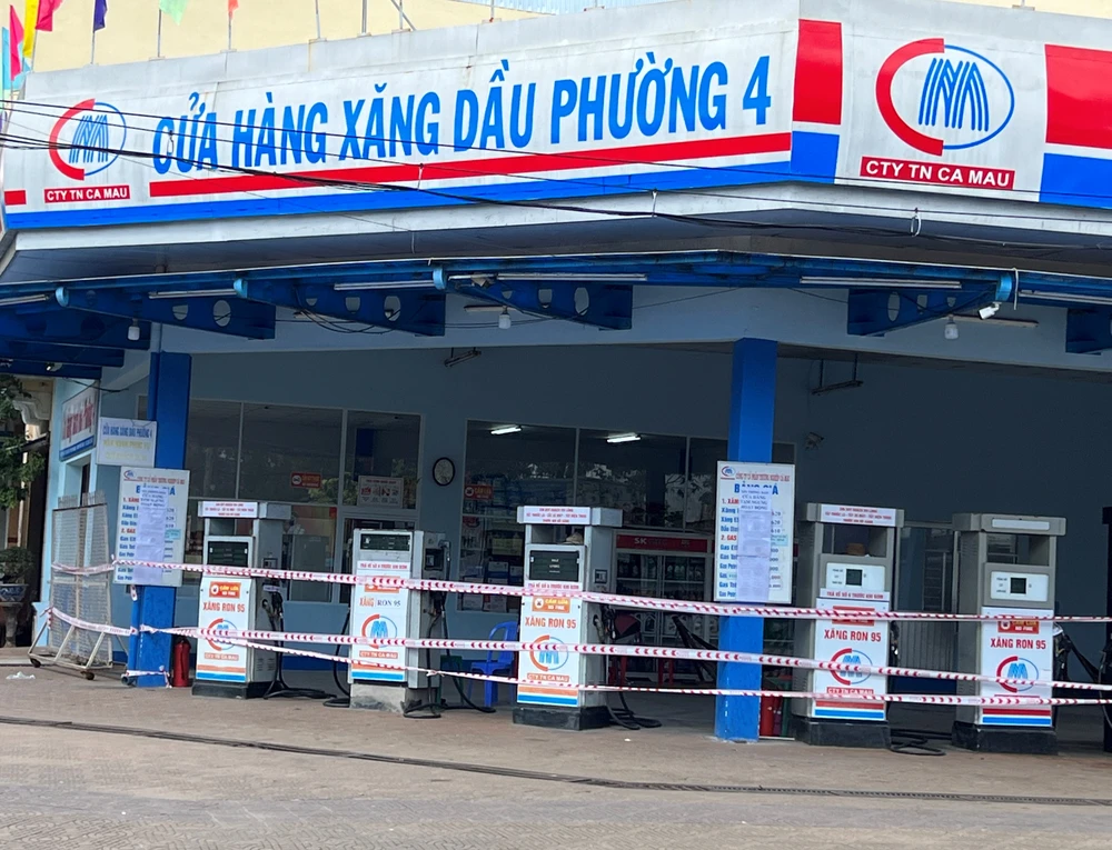 Cửa hàng xăng dầu của Công ty CP Thương nghiệp Cà Mau tại phường 4 (TP Cà Mau) đóng cửa