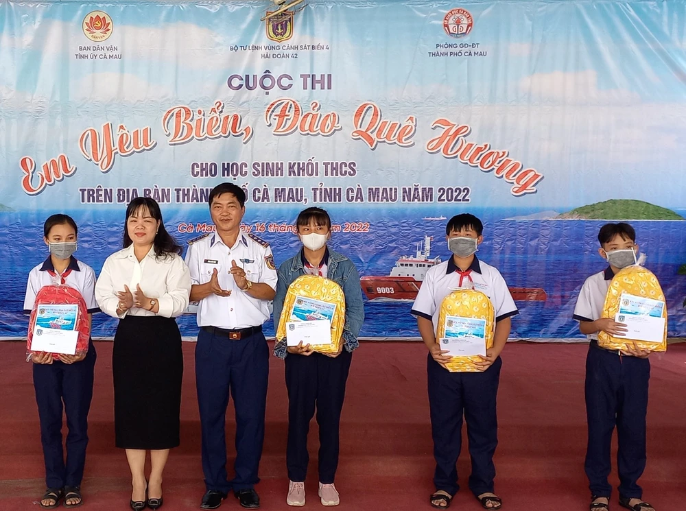 Thượng tá Dương Xuân Dũng, Chính ủy Hải đoàn 42 trao quà cho các em học sinh có hoàn cảnh khó khăn tại TP Cà Mau