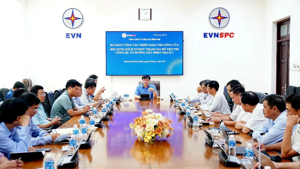 Lãnh đạo EVNSPC tổ chức họp khẩn, nối cầu trực tuyến với Giám đốc 21 Công ty Điện lực và các Đội xung kích ngoài công trường vào chiều 2-6-2024