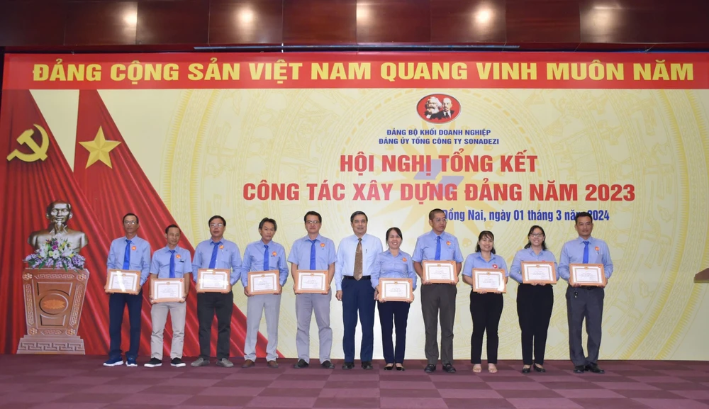 Đảng ủy Tổng công ty Sonadezi trao thưởng cho các tập thể, cá nhân xuất sắc trong công tác xây dựng Đảng năm 2023