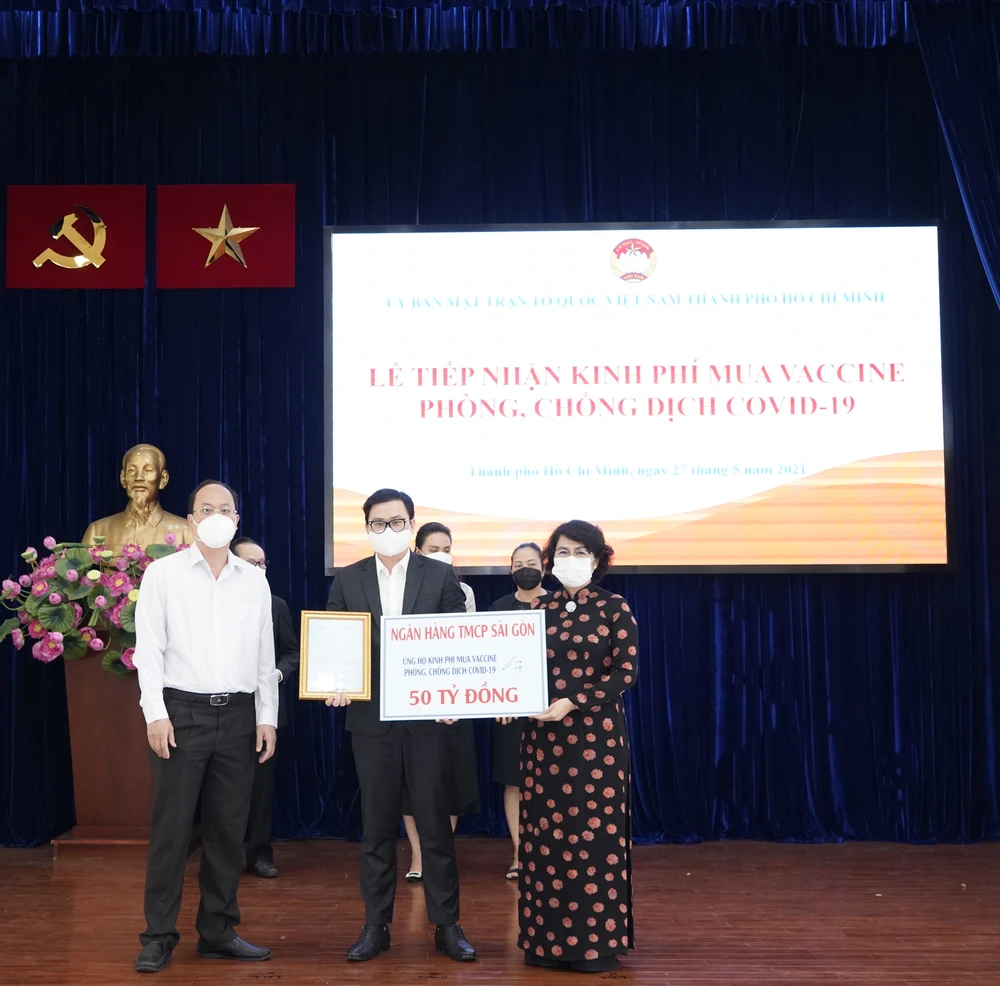 Ông Trương Khánh Hoàng - Quyền Tổng Giám đốc SCB trao bảng tượng trưng đóng góp 50 tỷ đồng