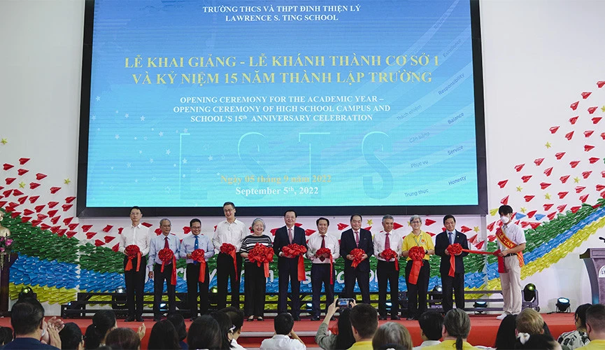Ông Lê Viết Hải (ngoài cùng bên phải) - Chủ tịch Tập đoàn Xây dựng Hòa Bình cùng khách tham gia nghi thức cắt băng khánh thành trường