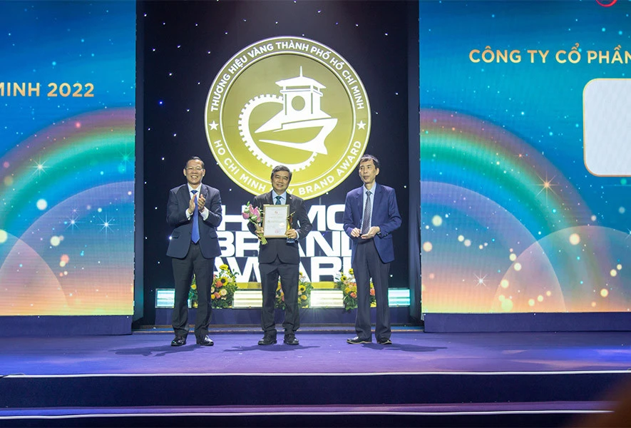 Ông Nguyễn Tấn Thọ - Phó Tổng Giám đốc, đại diện Tập đoàn Xây dựng Hòa Bình đón nhận bảng vinh danh Thương hiệu Vàng TPHCM