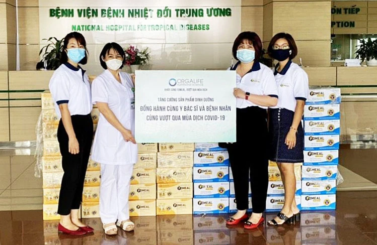 Đại diện Orgalife trao tặng sản phẩm dinh dưỡng tại Bệnh viện Bệnh Nhiệt đới Trung ương, Hà Nội 