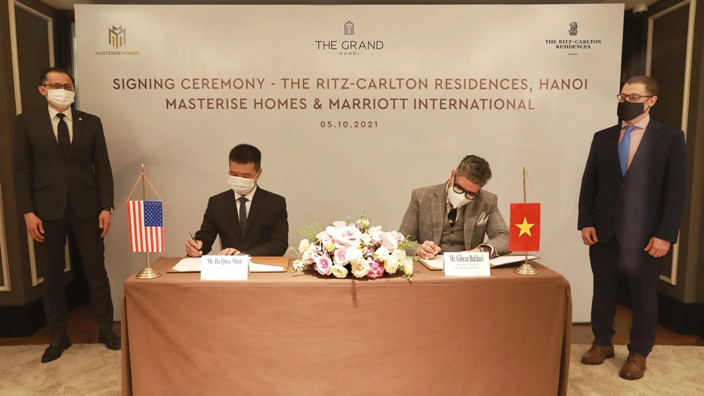 Ông Hà Quốc Minh (bên trái), đại diện tập đoàn Marriott International tại Việt Nam & ông Gibran Bukhari - Giám đốc khối Kinh Doanh (bên phải), đại diện Masterise Homes tham gia ký kết