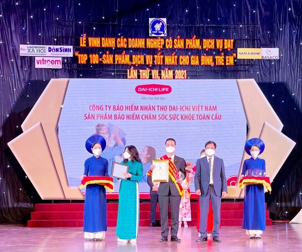 Ông Ngô Việt Phương, Phó Tổng Giám đốc Kinh doanh Dai-ichi Life Việt Nam nhận giải thưởng "Top 100 - Sản phẩm, dịch vụ tốt nhất cho gia đình, trẻ em" năm 2021