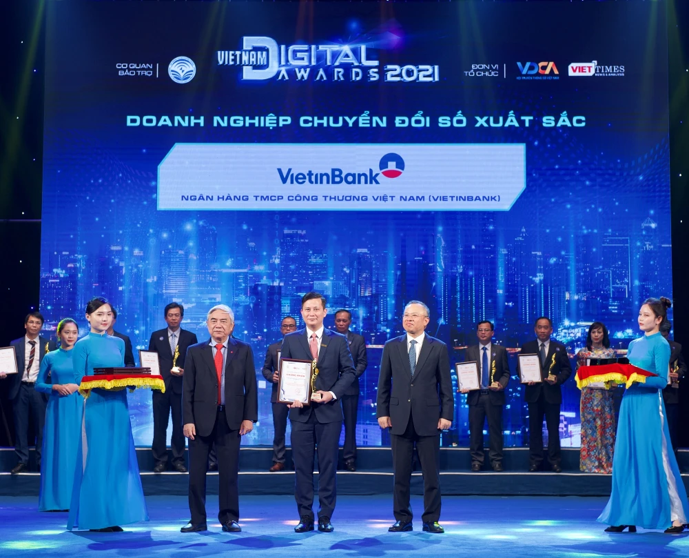 Ông Trần Công Quỳnh Lân - Phó Tổng giám đốc kiêm Giám đốc chuyển đổi số đại diện VietinBank nhận giải thưởng Doanh nghiệp chuyển đổi số xuất sắc Việt Nam năm 2021