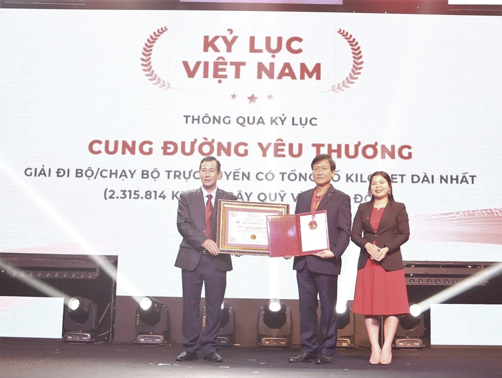 Ông Trần Đình Quân - Chủ tịch kiêm Tổng Giám đốc Dai-ichi Life Việt Nam đón nhận chứng nhận kỷ lục Việt Nam