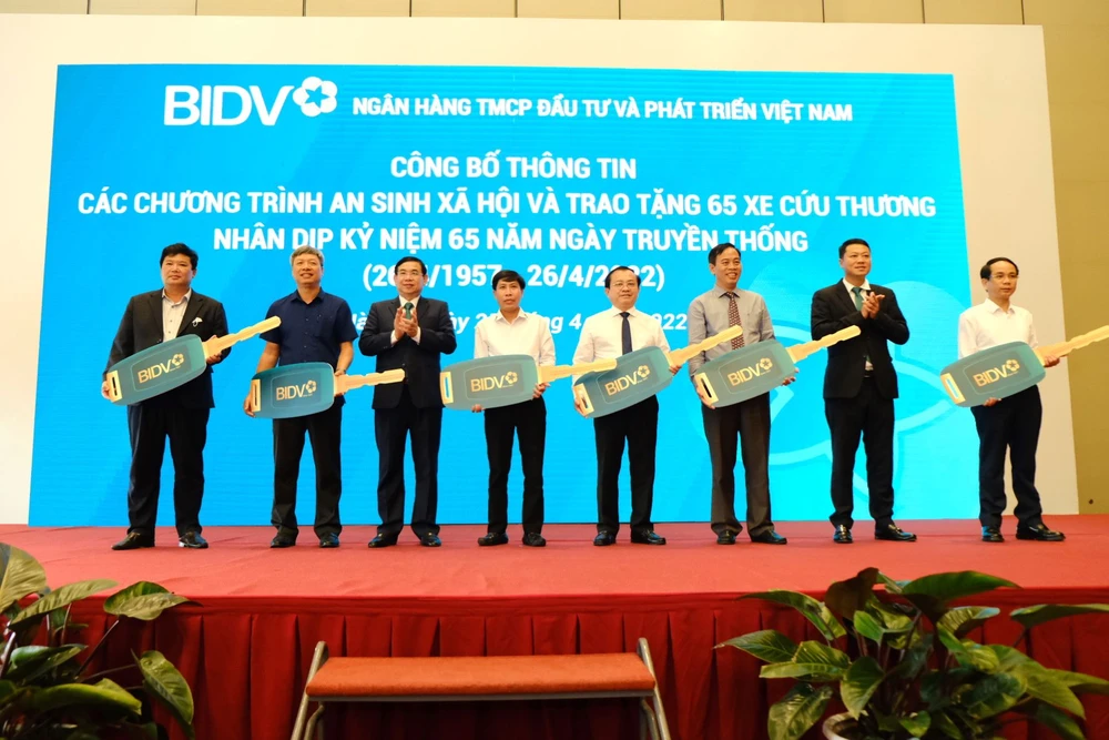 Ông Phan Đức Tú- Chủ tịch HĐQT BIDV (thứ 3 bên trái) và ông Lê Ngọc Lâm - Tổng Giám đốc (thứ 2 bên phải) trao biểu trưng xe cứu thương cho đại diện các địa phương
