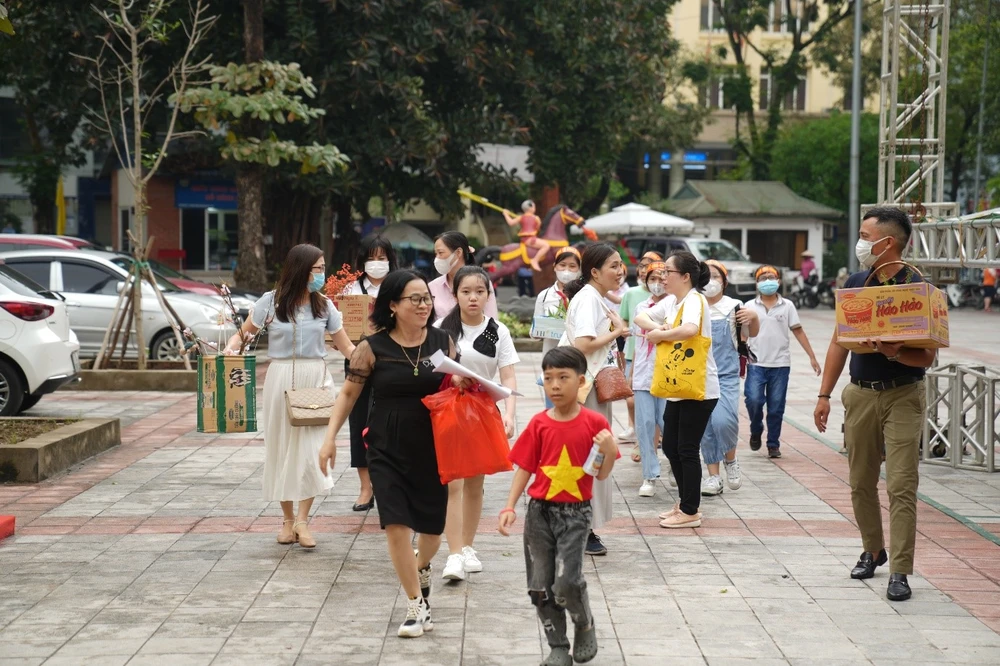 Từ 7 giờ sáng, Rạp Khăn Quàng Đỏ tại thành phố Hà Nội đã bắt đầu nhộn nhịp để sẵn sàng cho Ngày hội Cha-Ching năm học 2021 – 2022