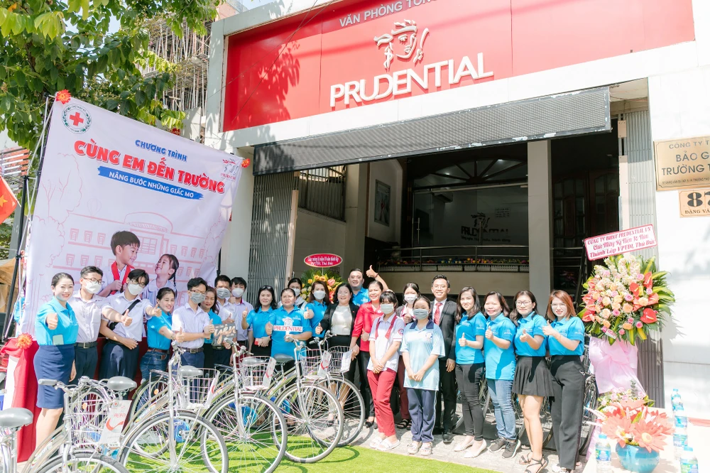 Prudential trao tặng xe đạp cho học sinh nghèo hiếu học tại TP Thủ Đức