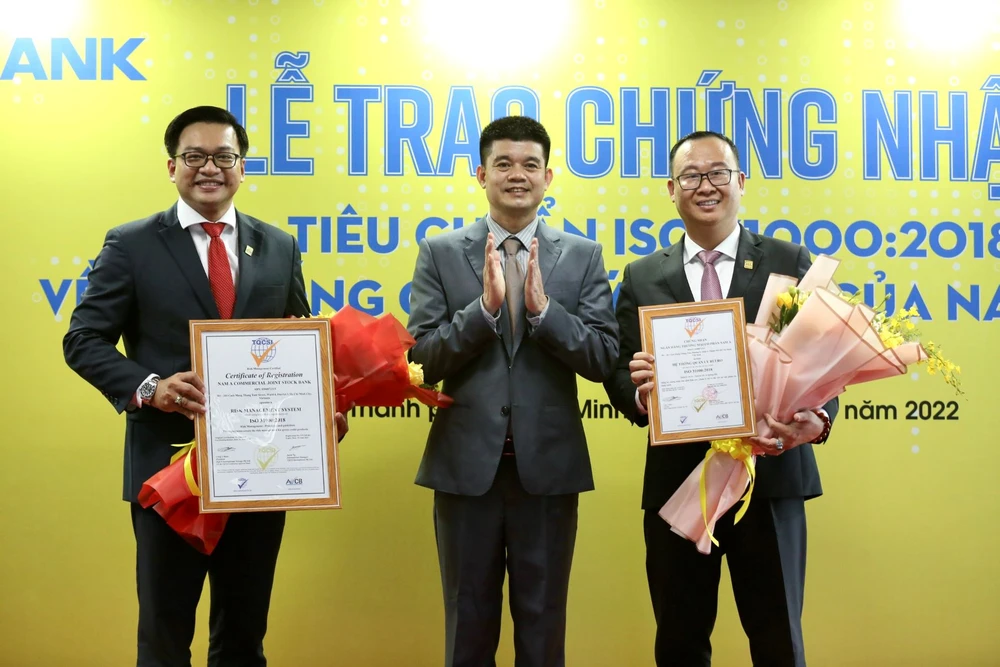 Đại diện Nam A Bank nhận chứng chỉ ISO 31000:2018 từ TQCSI Việt Nam