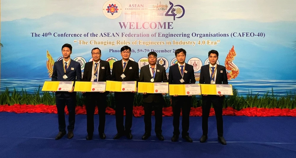 6 kỹ sư thuộc EVNHCMC đại diện cho 64 kỹ sư ASEAN nhận chứng chỉ tại Hội nghị lần này