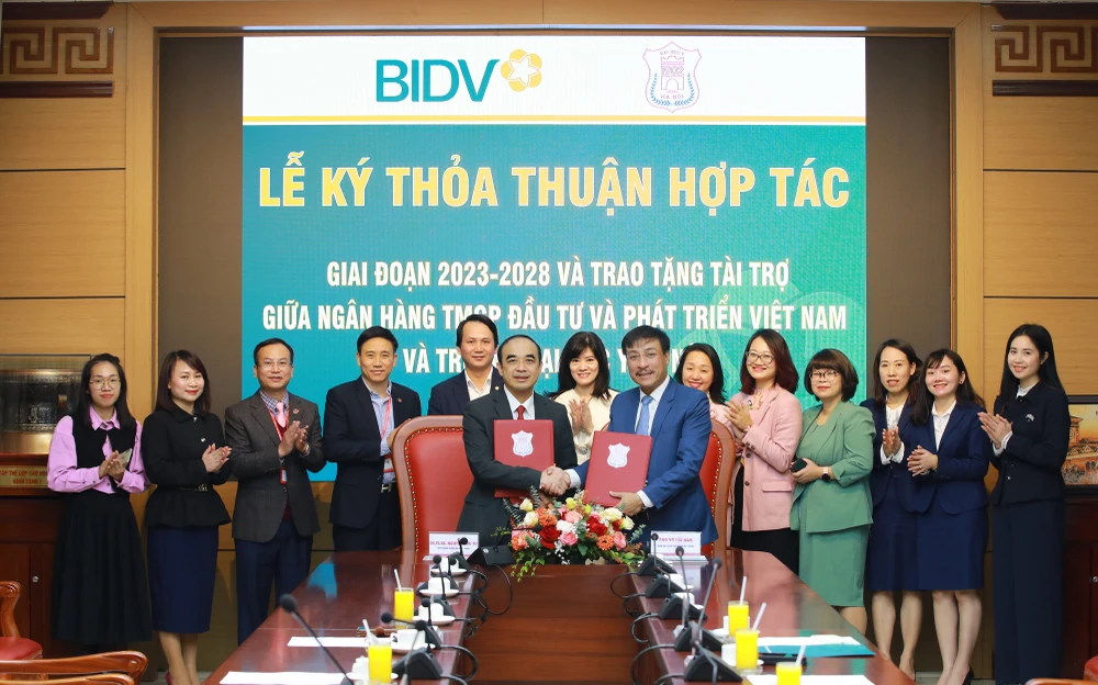 GS.TS.BS Nguyễn Hữu Tú - Hiệu trưởng Trường Đại học Y Hà Nội và Giám đốc BIDV Hà Thành Võ Hải Nam ký kết Thỏa thuận hợp tác giai đoạn 2023-2028