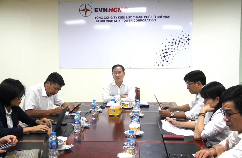Ông Bùi Trung Kiên, Phó Tổng Giám đốc EVNHCMC chủ trì cuộc họp trực tuyến