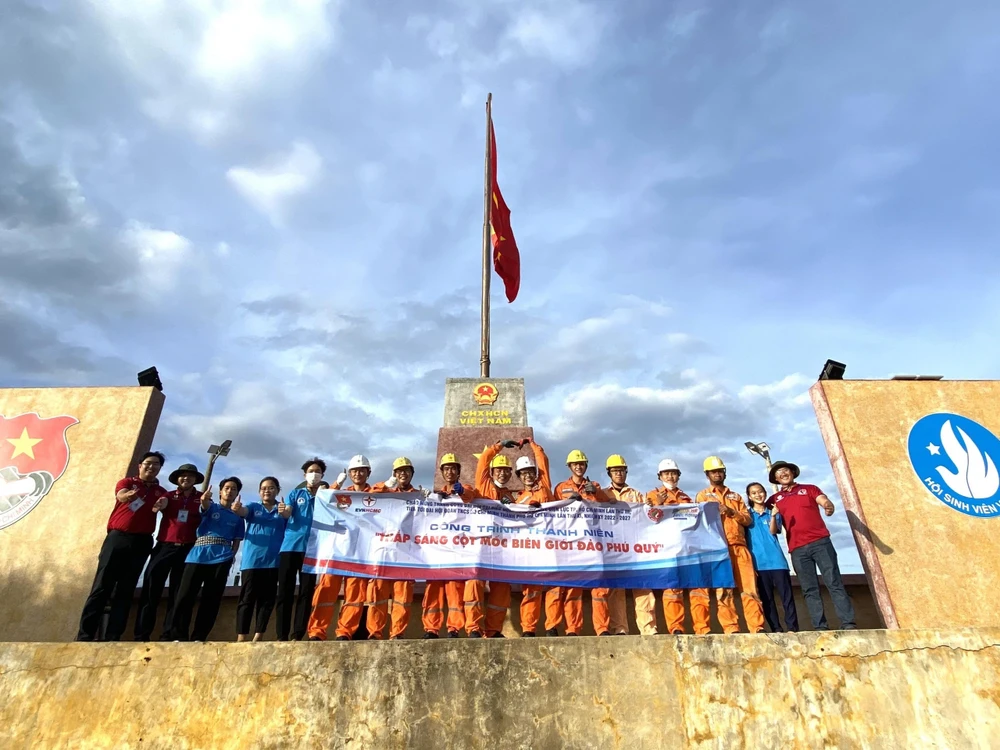 Đoàn thanh niên EVNHCMC với công trình thanh niên “Thắp sáng cột mốc biên giới đảo Phú Quý”