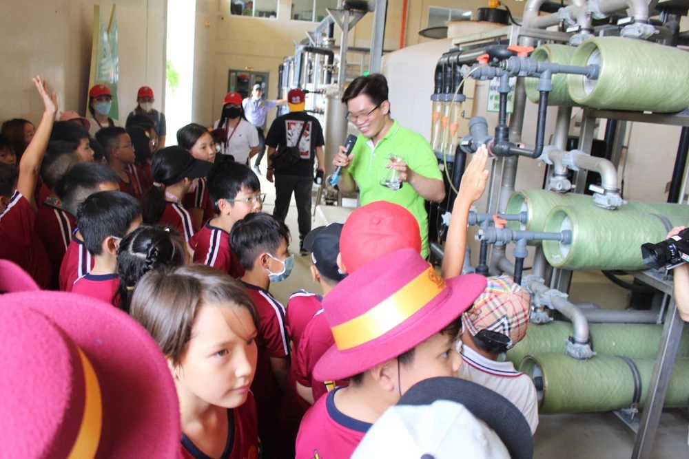 Học sinh trường quốc tế tham quan quy trình xử lý rác và nước thải tại VWS