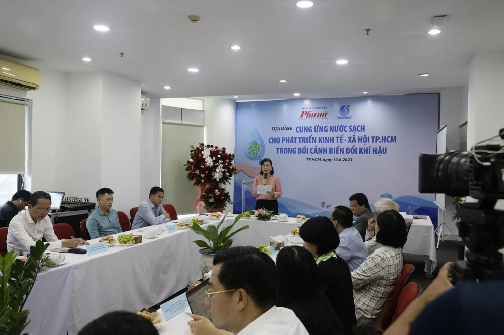 Bà Lý Việt Trung, Tổng Biên tập Báo Phụ Nữ TPHCM phát biểu mở đầu hội thảo