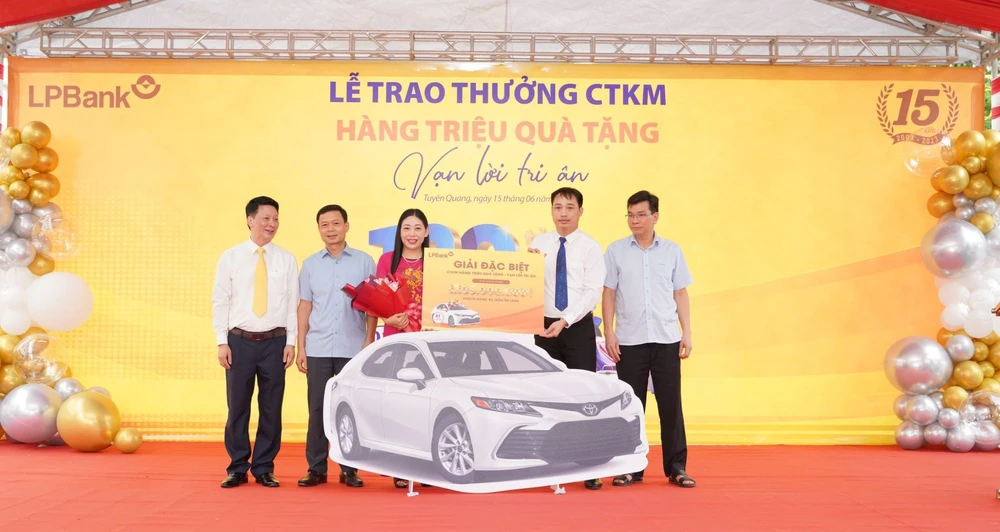 Khách hàng Trần Thị Lành nhận giải đặc biệt là 1 xe ô tô Toyota Camry 2023 trị giá trên 1,1 tỷ đồng