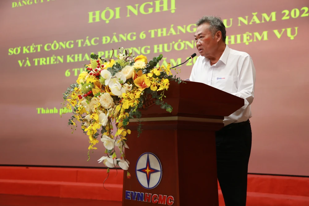Bí thư Đảng ủy, chủ tịch HĐTV EVNHCMC Phạm Quốc Bảo phát biểu chỉ đạo tại hội nghị