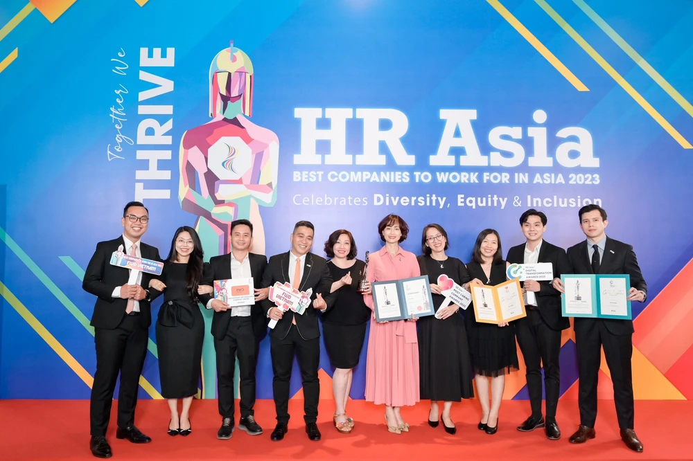 Theo khảo sát và báo cáo của HR Asia năm 2023, môi trường làm việc của FWD có chỉ số gắn kết giữa nhân viên và tổ chức cao vượt trội so với toàn thị trường