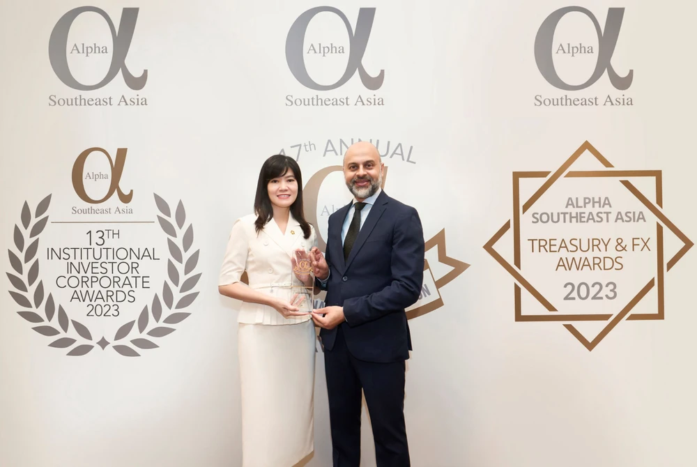 Đại diện BIDV nhận giải thưởng “Ngân hàng SME tốt nhất Việt Nam” lần thứ 6 liên tiếp